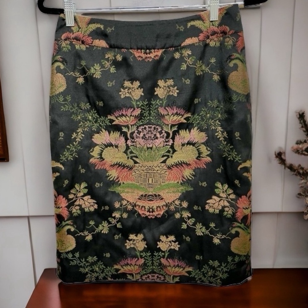 Cabi Tapestry Embroidered Design Pencil Skirt - Truly Gorgeous!! Size 6